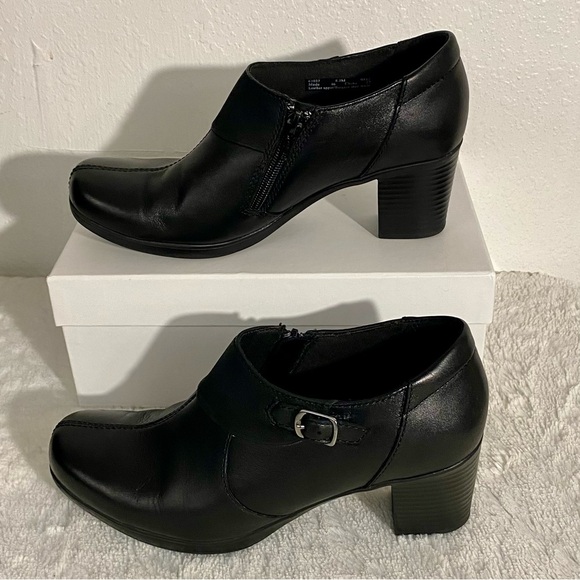 Clarks Bendables Black Leather Ankle Booties Women’s Size 8.5M Heeled Shooties - Picture 2 of 10